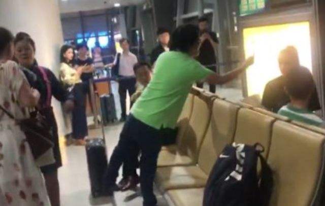 黄铮机场打骂小孩